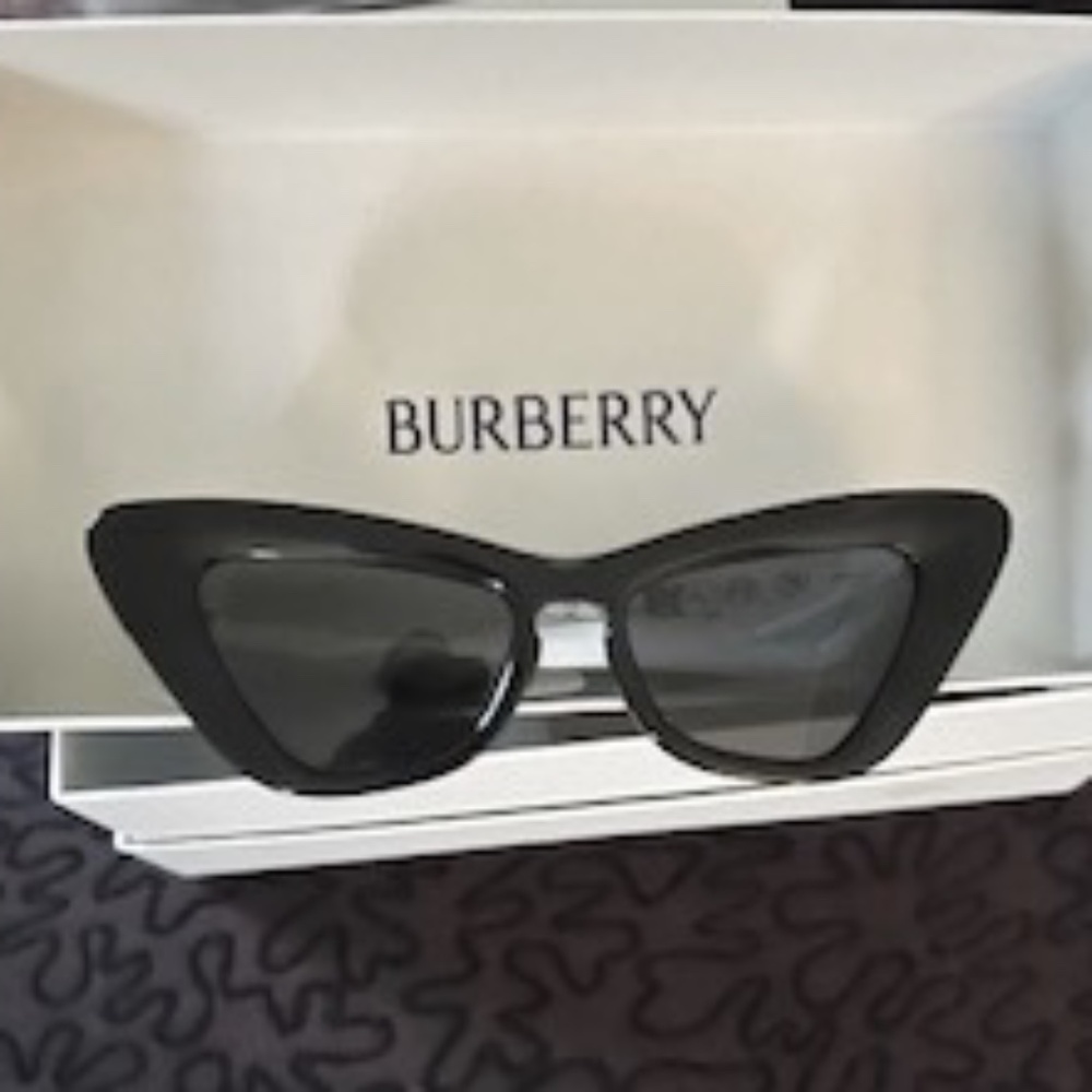 *HOST PICK* Burberry Cat-Eye Sunglasses *NEW*